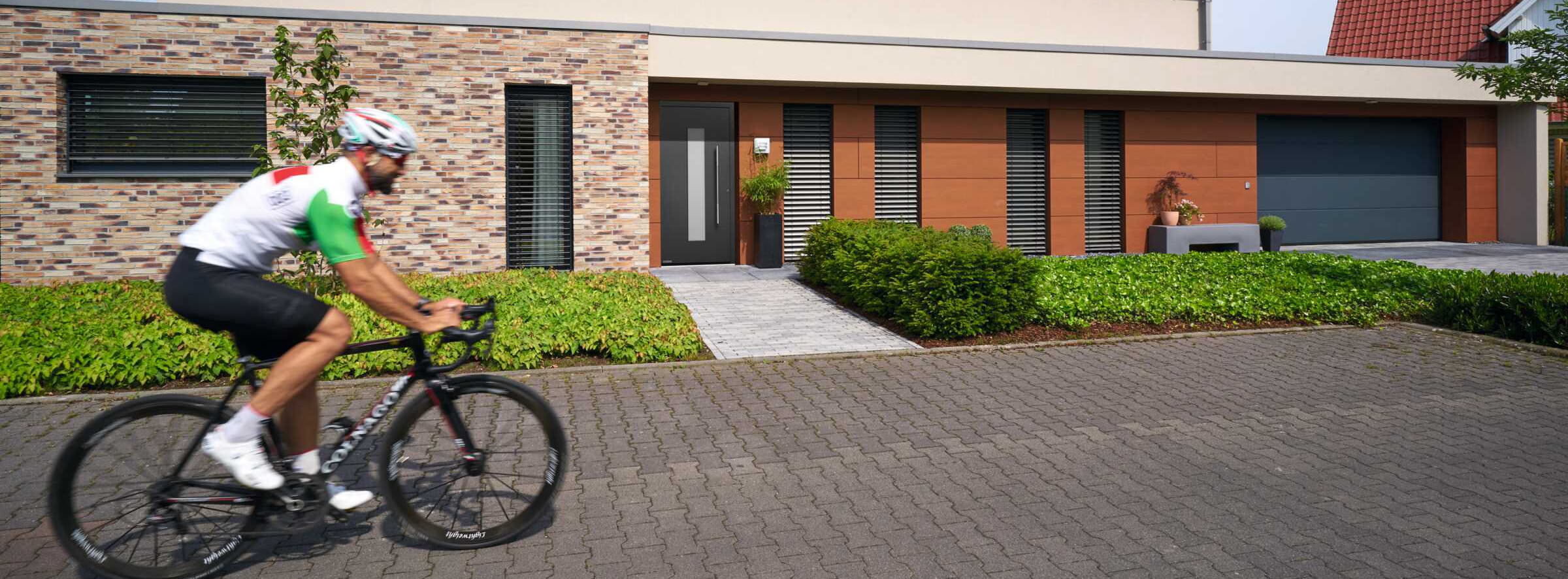 Garage Haustüre und Hofeinfahrt